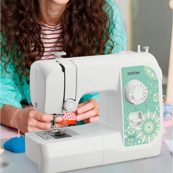 Máquina De Coser Y Remendar JS2135 Brother