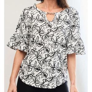 Polera Accesorio en Escote Manga Poeta Corta