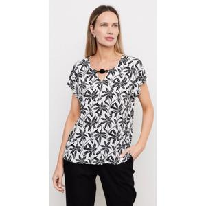 Polera Estampada con Aplicación y Abertura en Escote