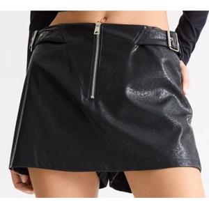 Falda Skort Simil Cuero Texturado con Cierre y Hebillas