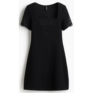 Vestido con detalles bordados