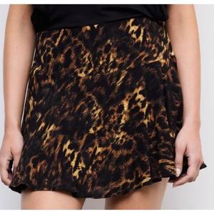 Falda Short Evasé con Pretina Ancha